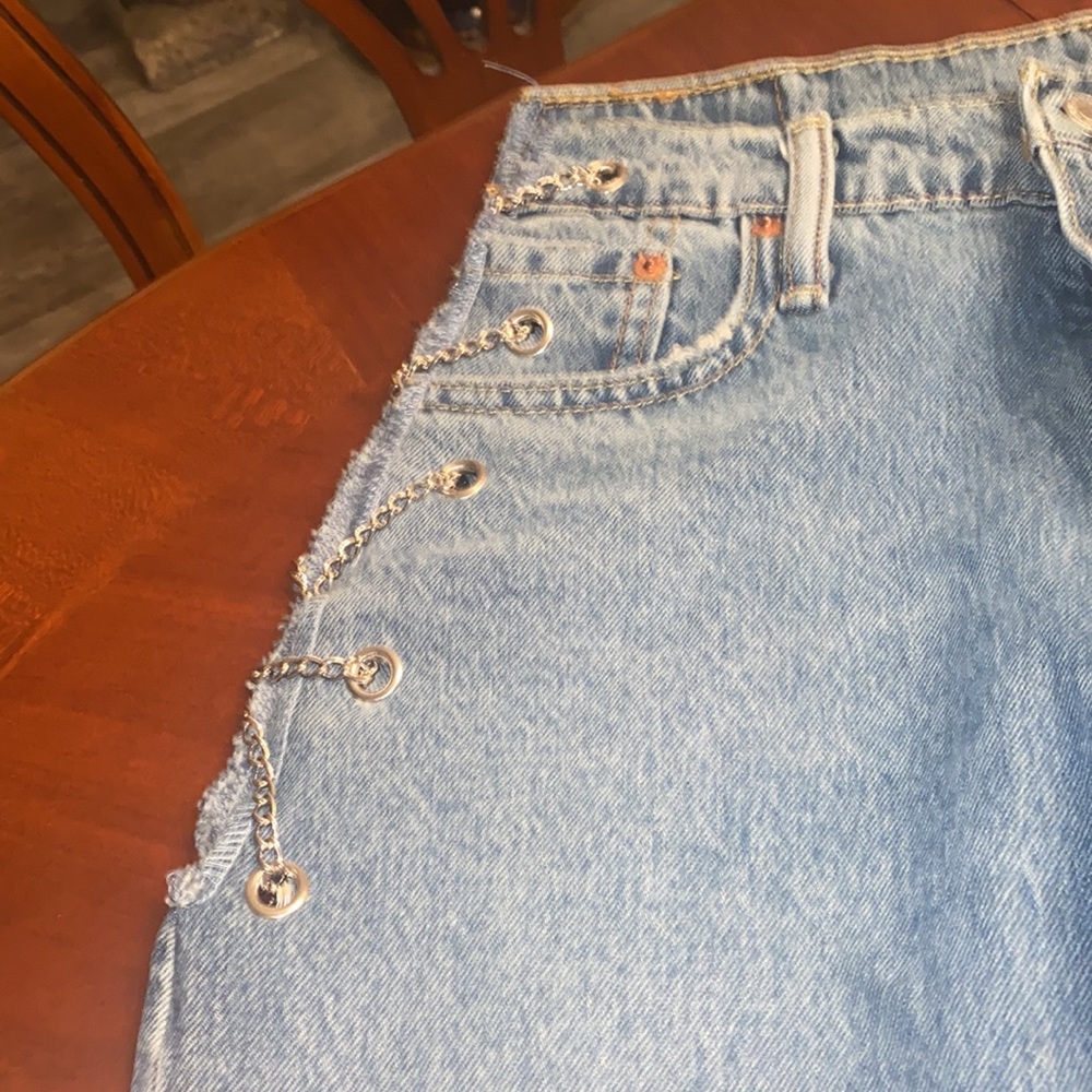 Levi’s jeans w/ side chain detail - Picture 5 of 9